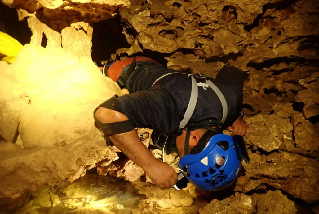 Exploración de un pasaje estrecho en una cueva