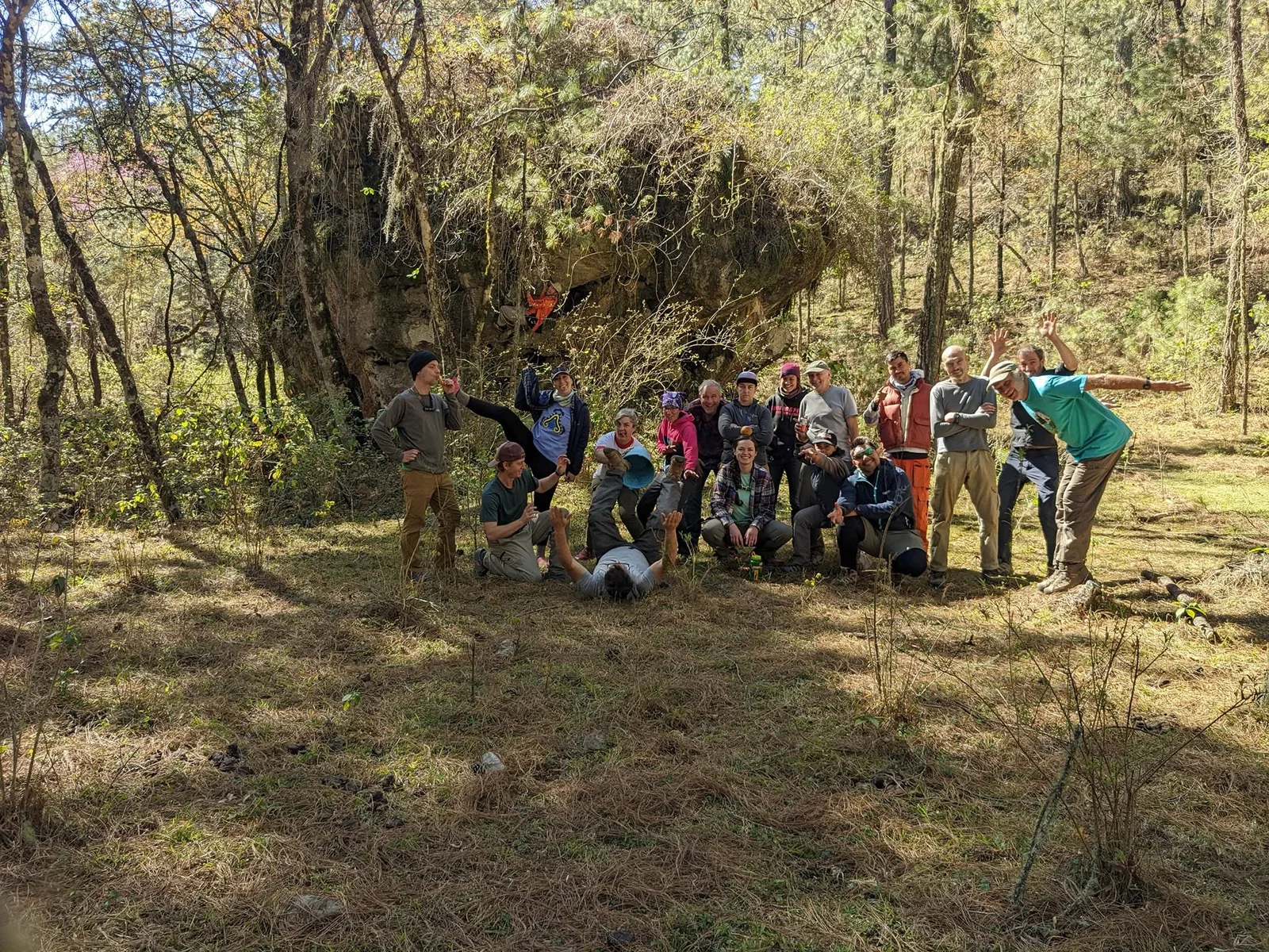 Participantes de la exploración al Sistema Purificación reunidos en un entorno boscoso